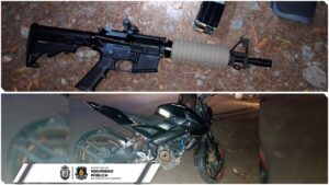 roja arma y moto decomisada