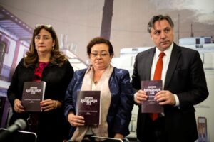 AYOTZINAPA Ángela María Buitrago, Claudia Paz y Francisco Cox