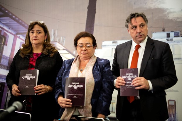 AYOTZINAPA Ángela María Buitrago, Claudia Paz y Francisco Cox