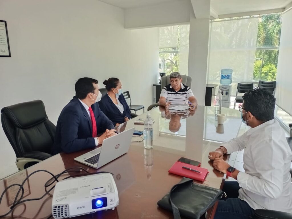 BOLETÍN CUAJI EDGARDO PAZ ROJAS CON PERSONAL DE LA CFE