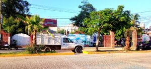 Marquelia Camioneta estacionada en sentido contrario y obstruyendo el acceso para discapacitados