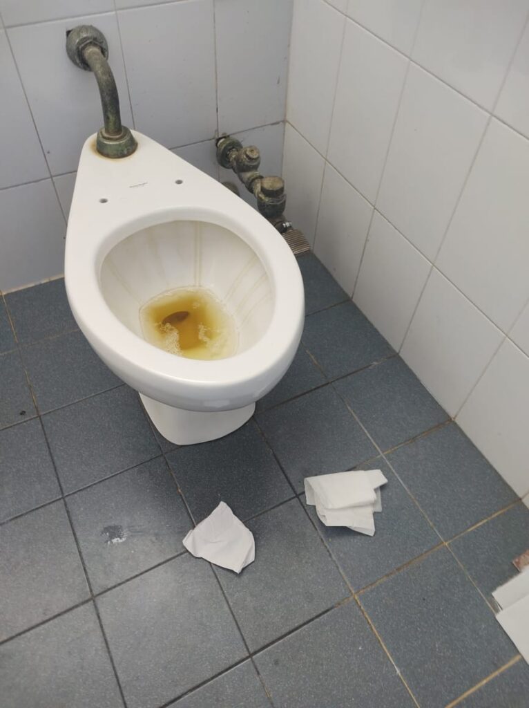 OME BAÑOS SUCIOS (1)