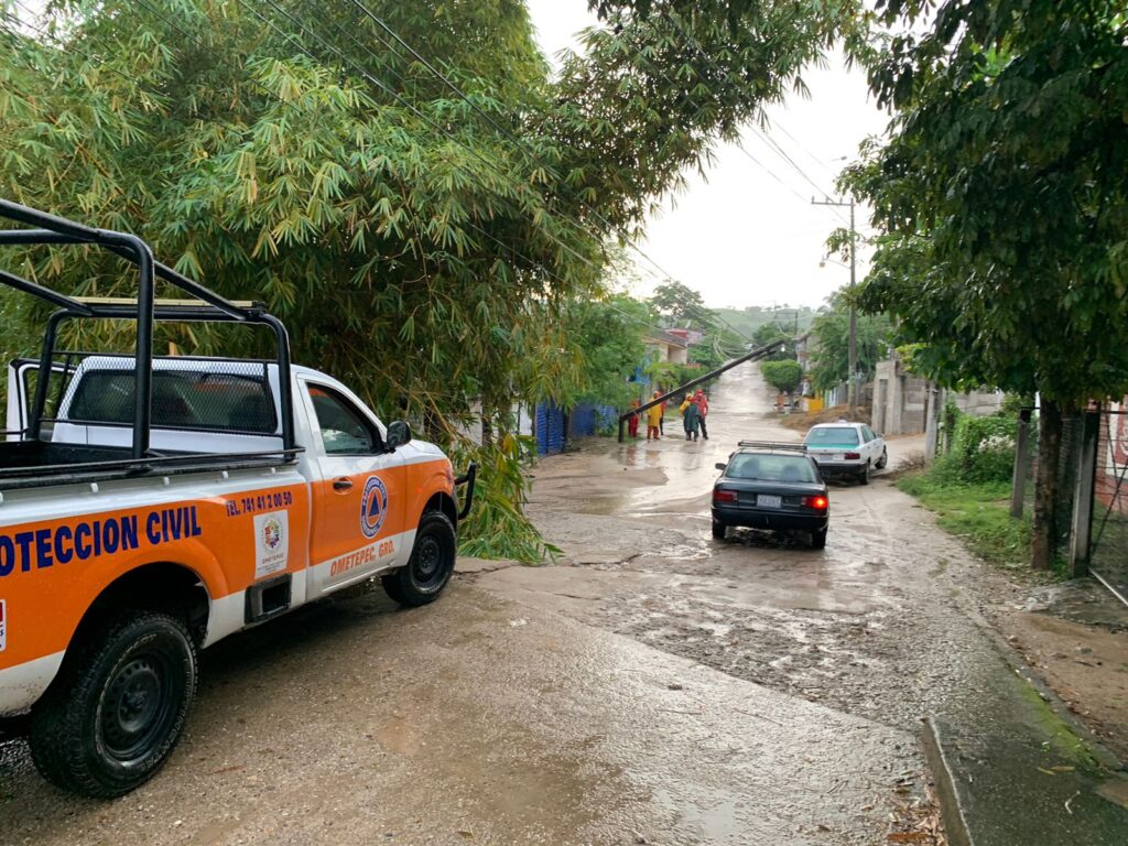 OME El poste de Telmex tirado