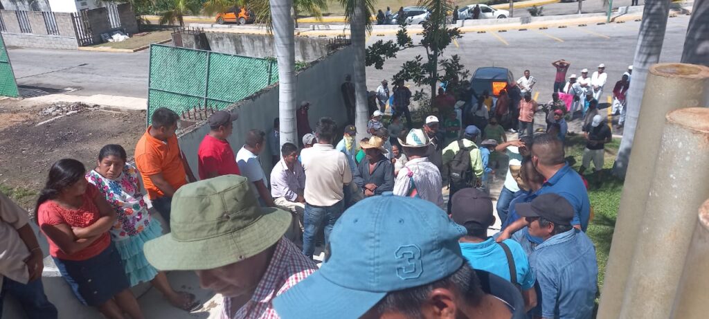 OME Los ciudadanos bloqueando la entrada (2)