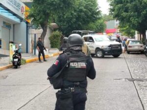ROJA ATACAN BAR DE ACAPULCO (2)