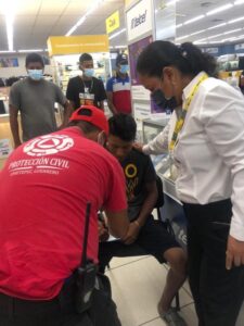ROJA Atendiendo al joven desmayado
