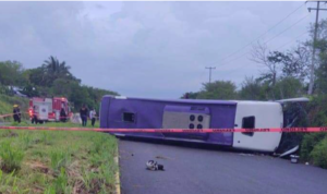 ROJA VUELCA AUTOBUS EN ZIHUAANEJO