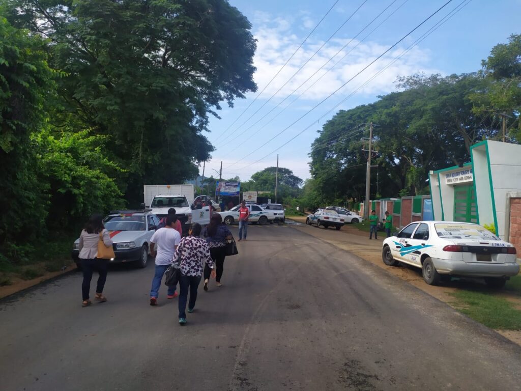 SAN LUIS CIUDADANOS CRUZANDO A PIE EL BLOQUEO (3)