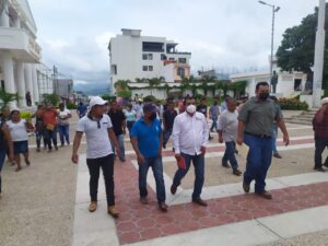 SAN LUIS DIRIGENDOSE A LA CASA DE LA CULTURA CON EL ALCALDE