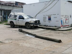 SAN LUIS EL POSTE TIRADO A MEDIA CALLE (2)