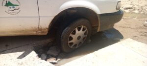 SAN LUIS TAXI VARADO EN EL BACHE (1)