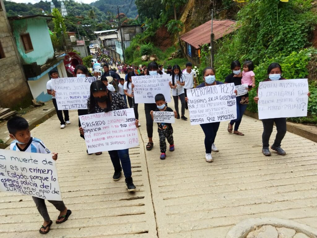 ILIATENCO CIENTOS DE PERSONAS ACOMPAÑANDO EL SEPELIO (1)