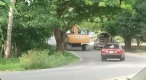 Marquelia La máquina circulando en la carretera recién rehabilitada