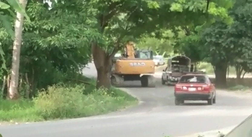 Marquelia La máquina circulando en la carretera recién rehabilitada