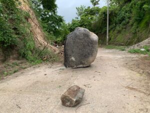 OME LAS PIEDRAS EN LA CARRETERA (1)