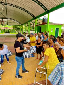 OME Ruly Mendoza entregando los apoyos (3)