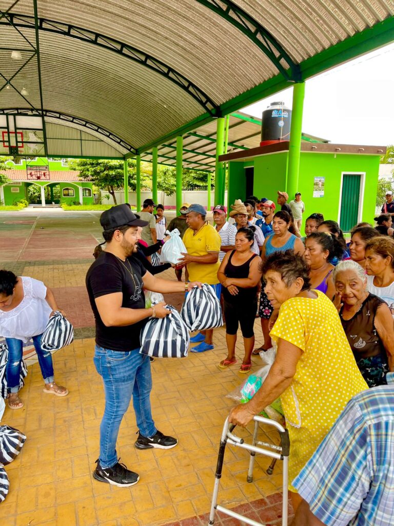 OME Ruly Mendoza entregando los apoyos (3)