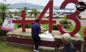 PRINCIPAL Ofrenda en el monumento a los 43