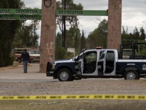 ROJA ACRIBILLAN A 6 POLICIAS