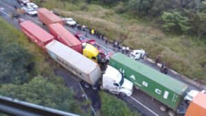 ROJA CHOQUE EN LA AUTOPISTA