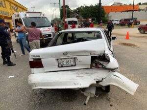 ROJA El automóvil Tsuru