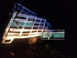 ROJA LA CAMIONETA ABANDONADA (2)