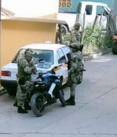 ROJA Los militares y la moto detenida