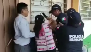 ROJA Policías le quitan una pistola