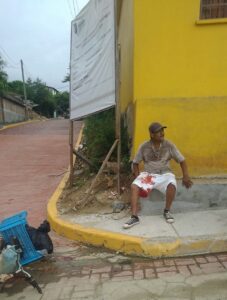 ROJA Vendedor de bolillos recibiendo atención (1)