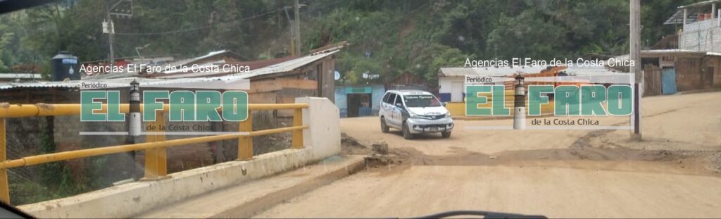 ROJA Vidrios del auto en el lugar del ataque (2)