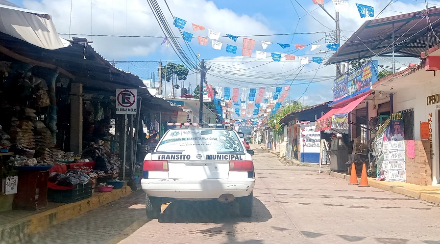 SAN LUIS PATRULLA DE TRÁNSITO SIN PLACAS Y ESTACIONADA EN LUGAR PROHIBIDO