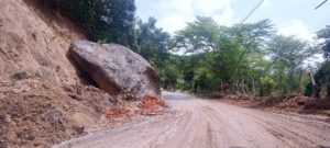 SAN LUS ROCAS SOBRE LA CARRETERA (1)
