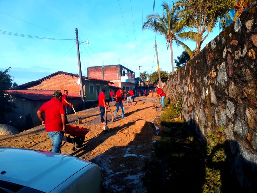 SAN LUS TRANSPORTISTAS TRABAJANDO EN ELRETIRO DE LODO DE LAS CALLES (1)