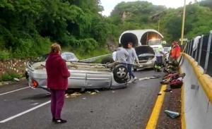 roja choque autopista
