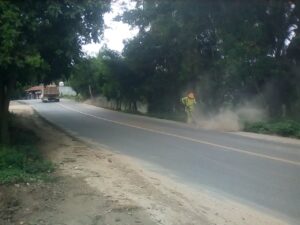 Marquelia Los trabajos de pintar la línea divisoria (2)