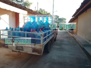 ROJA CAMIONETA REPARTIDORA DE AGUA (1)