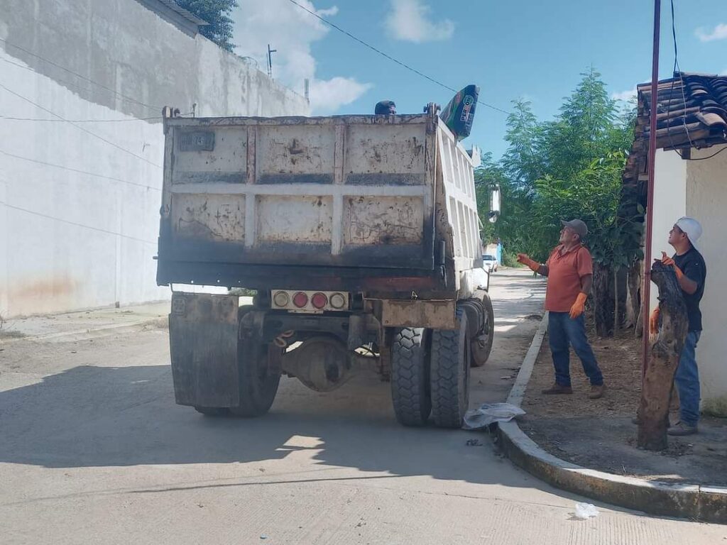 SAN LUIS CAMION RECOLECTANDO BASURA