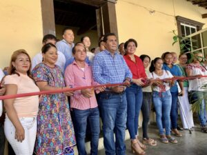ome El corte de listón inaugural
