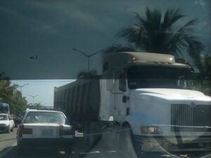 MARQUELIA Invaden carril los vehículos de carga pesada