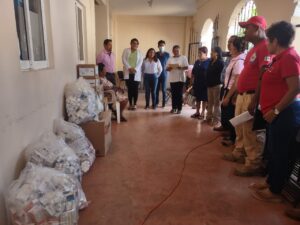 Marquelia Durante la entrega de medicamentos (2)