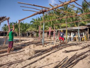 Marquelia Prestadores de servicios turísticos ya están rehabilitando sus palapas