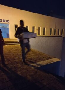 PRINCIPAL Personal de la funeraria sacando en un feretró del hospital de Chilpancingo