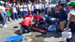 ROJA EL JOVEN SIENDO AUXILIADO (2)