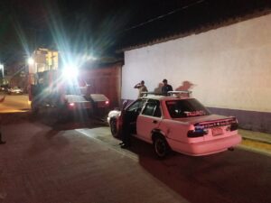 ROJA EL VEHICULO SIENDO REMOLCADO POR LA GRUA
