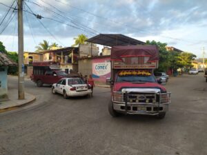 ROJA LA CAMIONETA HUYE DEL LUGAR