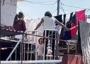 roja la golpea con palos