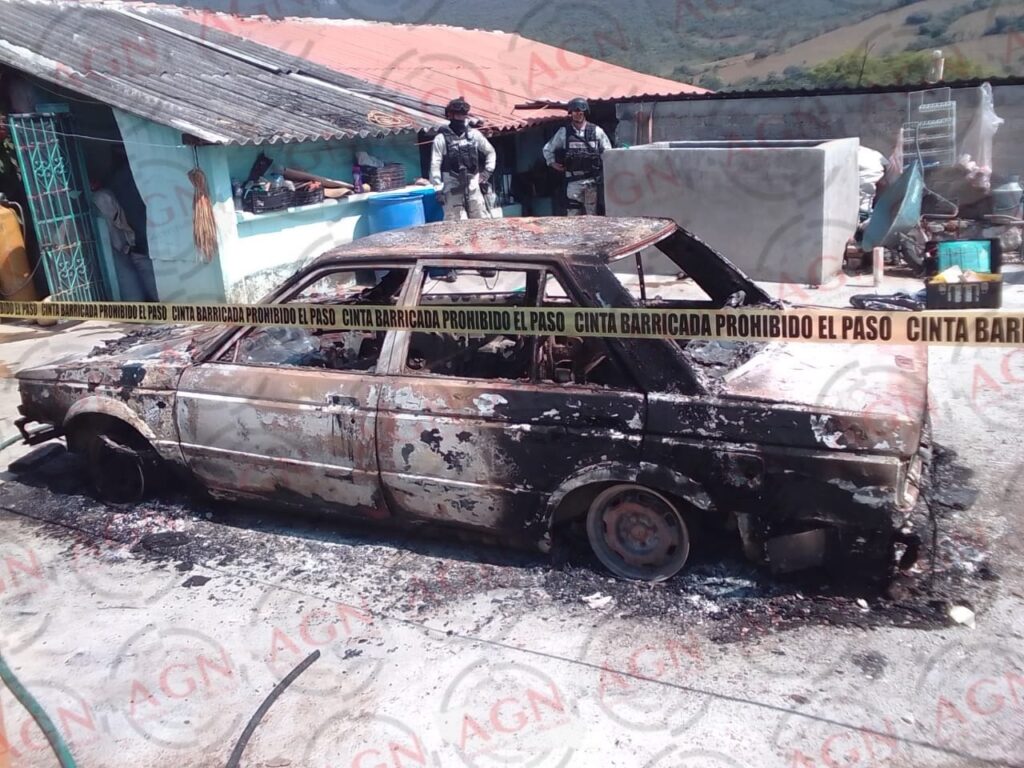 roja uno de los vehiculos quemados