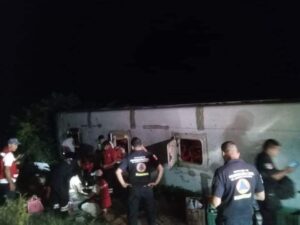 roja vuelca autobus de pasajeros (3)