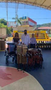 BOLETÍN CUAJI Adriana Girón recibiendo los aparatos (4)