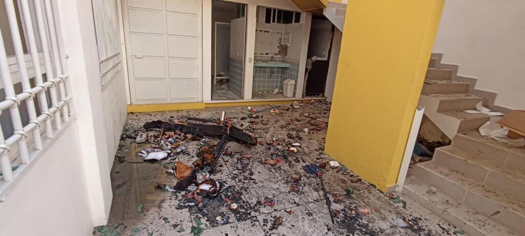 PRINCIPAL AYOTZINAPA DESTROZOS PRD (6)